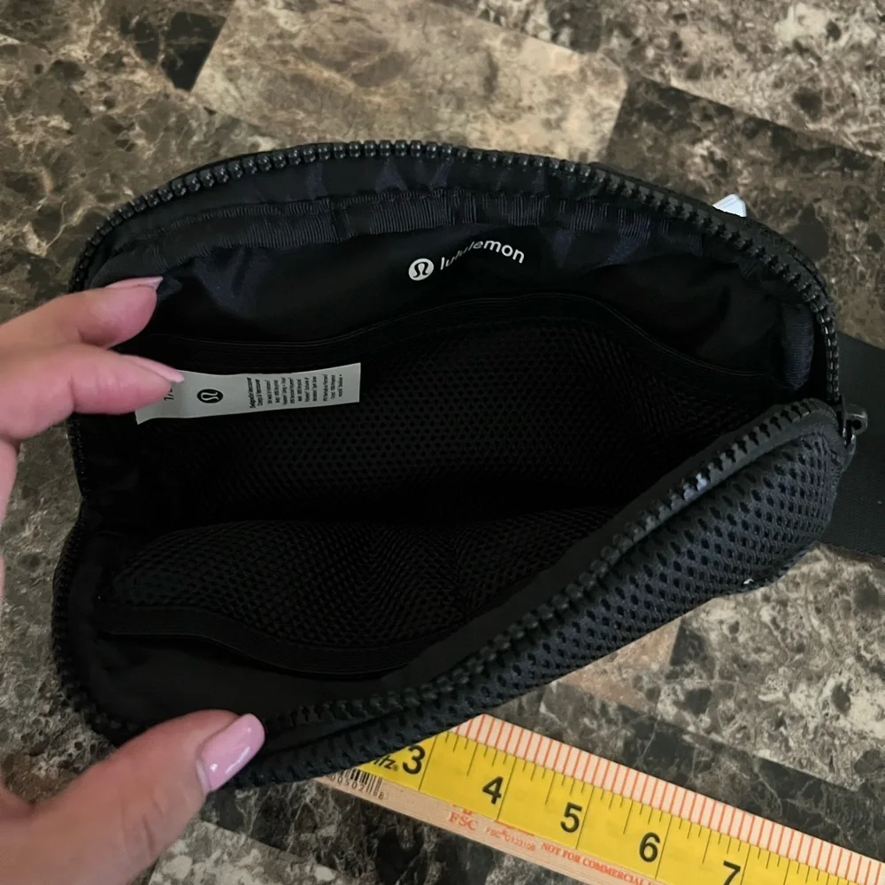 lululemon everywhere belt Bag knit mesh black color one size 1L NWT - Picture 10 of 12